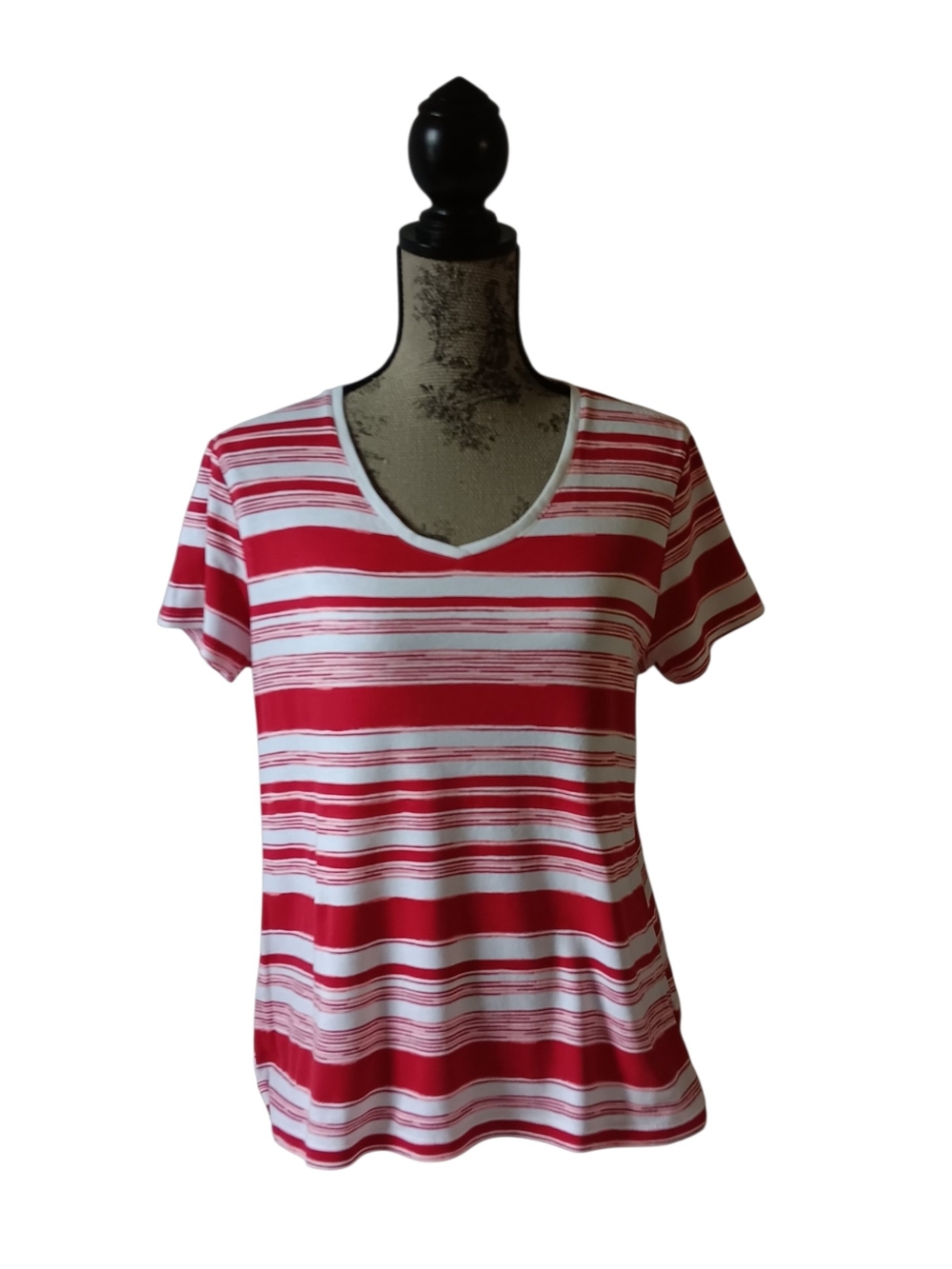 Croft & Barrow women's red/white  striped short-sleeve v-neck top size L